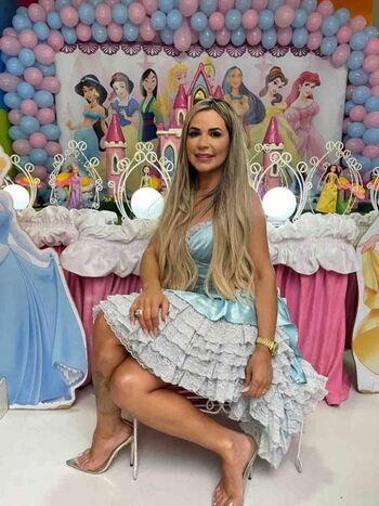 Deolane Bezerra