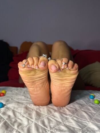 Yiyi Feet